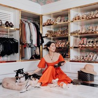 Heart Evangelista merupakan sosialita Filipina yang terlahir dari keluarga kaya raya. Ayahnya Rey Ongpauci memiliki jaringan restoran Barrio Fiesta dan ibunya, Maria Cecilia del Gallego Payawal, berasal dari keluarga yang memiliki perkebunan tebu terbesar di sebuah wilayah di Filipina. Dan seperti inilah lemari pakaiannya. Heart yang selalu memakai high heels ke manapun dan di manapun, mengoleksi berbagai macam sepatu berhak yang sebagian besar berwarna cokelat. Dia juga mengoleksi banyak tas Hermes serta busana-busana karya desainer dunia berharga puluhan juta rupiah. Foto: Instagram