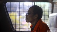 Muhammad Muafaq Wirahadi masuk mobil tahanan.
