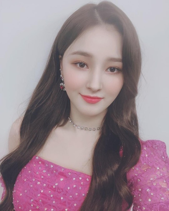 Nancy lahir dari pasangan multiras. Ayahnya orang Amerika Serikat yang menikah dengan wanita Korea. Sempat menjalani masa kecilnya di Ohio, personel termuda Momoland ini punya dua kewarganeraan yakni Amerika dan Korea Selatan. Foto: Instagram/@mld_official, @momoland_official