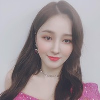Nancy lahir dari pasangan multiras. Ayahnya orang Amerika Serikat yang menikah dengan wanita Korea. Sempat menjalani masa kecilnya di Ohio, personel termuda Momoland ini punya dua kewarganeraan yakni Amerika dan Korea Selatan. Foto: Instagram/@mld_official, @momoland_official
