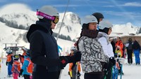Untuk melupakan kesedihan, Luna Maya menghabiskan waktu dengan main ski. Dia terlihat serius saat akan menjajal main ski untuk pertama kalinya. (Instagram/@lunamaya)