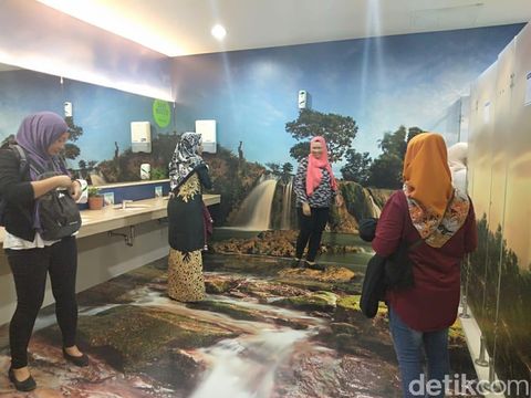 Toilet Di Bandara Juanda Ini Bikin Takjub Para Penumpang, Tengok yuk! Toilet 3D di Bandara Juanda Surabaya