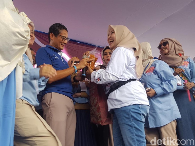 Sandi di Kampung Melayu: OK OCE Sumbang Rp 359 M untuk Ekonomi DKI Sandi di Kampung Melayu: OK OCE Sumbang Rp 359 M untuk Ekonomi DKI
