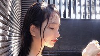 Wajah cantik bak boneka, membuat Kim Do Yeon terlihat memukau meski di dalam pemandian, Tokyo. (dodo_baby/Instagram)