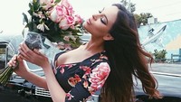 Lola Astanova memiliki paras cantik dan tubuh seksi bak model. Dok. Instagram/lolaastanova