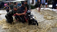Hari kelima pasca diterjang banjir bandang pada Sabtu (16/3), wilayah Sentani masih terendam banjir. ANTARA FOTO/Zabur Karuru.