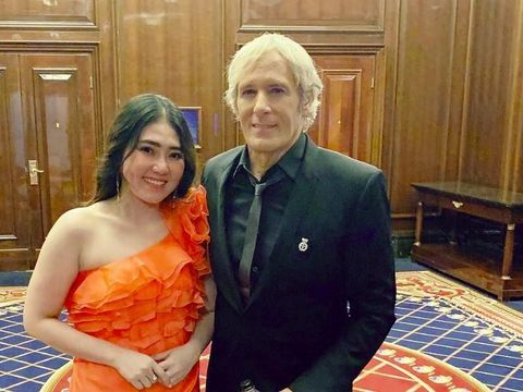 Via Vallen Eksis Bareng Michael Bolton dan John Travolta di Moskow