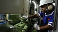 Indra pun mengajak tim detikfinance berkeliling sembari menjelaskan tiap-tiap ruang di kapal berikut dengan fungsinya. Di bagian dek bawah ada kamar kru kapal yang bersebelahan dengan ruang makan dan dapur.