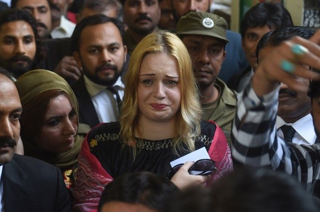 Inilah momen Tereza Hluskova, model asal Republik Ceko, menangis tersedu-sedu usai menjalani sidang vonis kasus narkoba di Lahore, Pakistan, Rabu (20/3/2019). Tereza mewek karena dijatuh hukuman penjara oleh hakim. Foto: ARIF ALI / AFP