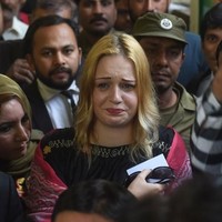 Inilah momen Tereza Hluskova, model asal Republik Ceko, menangis tersedu-sedu usai menjalani sidang vonis kasus narkoba di Lahore, Pakistan, Rabu (20/3/2019). Tereza mewek karena dijatuh hukuman penjara oleh hakim. Foto: ARIF ALI / AFP
