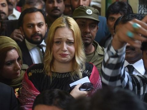 Tereza Hluskova menangis setelah dijatuhi hukuman penjara.