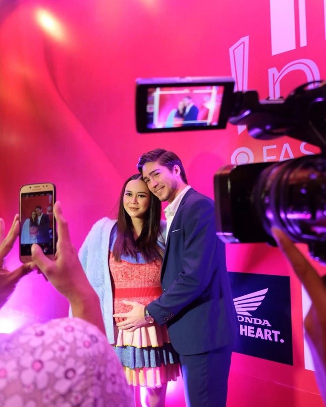 Sampai saat ini menurut manajer Aura Kasih, pasangan yang baru dikaruniai momongan itu masih tinggal serumah dan hubungan mereka baik-baik saja. Foto: Instagram @aurakasih