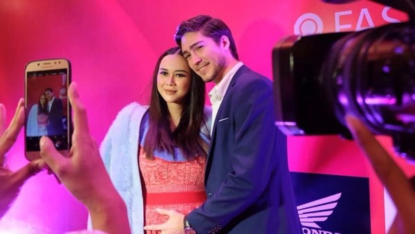 5 Potret Gaun Hamil Aura Kasih Saat Hadiri Insert Fashion Awards