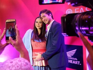 Ekstrem! Aura Kasih Punya Hewan Peliharaan Ular Piton
