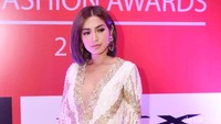 Lewat balutan mini dress tersebut, Jessica Iskandar memamerkan kaki jenjangnya. Pool/Noel/detikFoto.