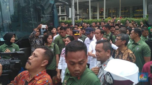Jam Padat, Jokowi Naik TransJakarta & MRT ke Istora