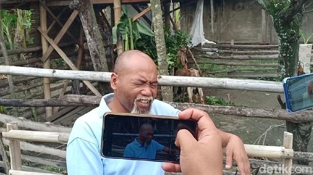 Pak Ndul di rumahnya di Madiun