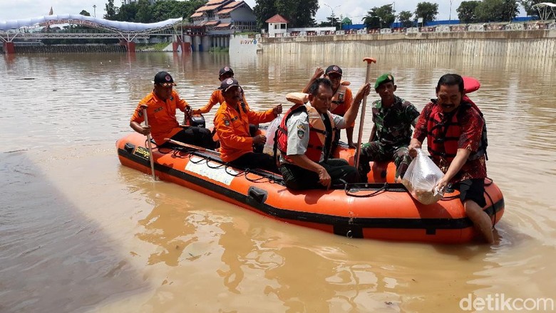 810 Ribu Benih Ikan Nila Disebar di Bendung Tirtonadi Solo 810 Ribu Benih Ikan Nila Disebar di Bendung Tirtonadi Solo