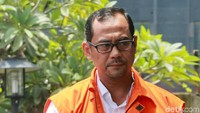 Haris tiba di gedung KPK, Jakarta Selatan, Kamis (21/3/2019) sekitar pukul 12.45 WIB. Mengenakan rompi tahanan berwarna oranye, Haris tak bicara apa pun saat ditanya soal kasusnya.