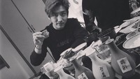 Begini imutnya pose Changmin saat makan malam meriah bersama teman-temannya. Kira-kira makanan apa ya yang dipesan oleh Changmin? Foto: Instagram @changmin88