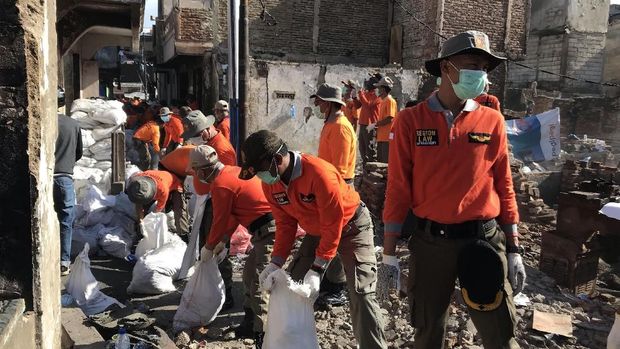 Sampah dan Puing-puing Sisa Kebakaran di Krukut Jakbar Terus Dibersihkan