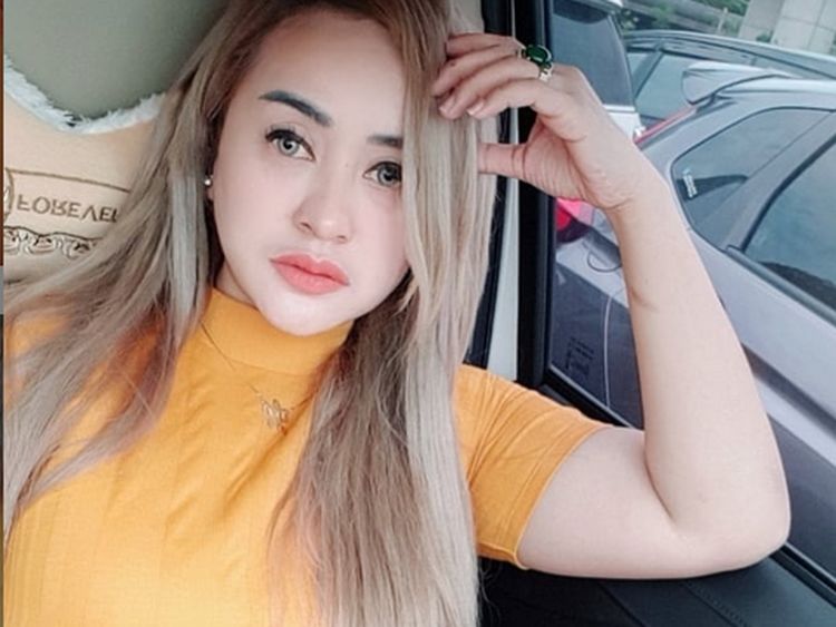 Lia Ladysta Saat Ngemil Peyek hingga Nongkrong di Kafe