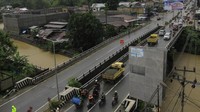 Bahkan Jembatan Tahara ditutup sebagian karena ada retakan akibat banjir bandang di Sentani, Jayapura, Papua, Kamis (21/3/2019). Penutupan jembatan tersebut untuk meminimalisir kerusakan dan mengantisipasi kecelakaan. ANTARA FOTO/Gusti Tanati.
