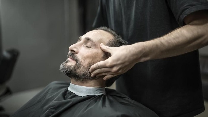 Pijat leher punya risiko tapi tetap banyak yang menyukainya (Foto: iStock) Pijat leher punya risiko tapi tetap banyak yang menyukainya (Foto: iStock)