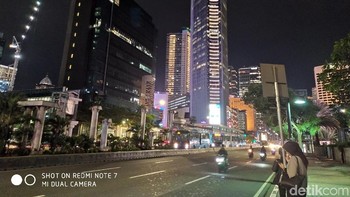 Hasil kamera belakang di outdoor dengan mode malam. Foto: Adi Fida Rahman/detikINET