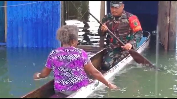 Dramatis! Korban Banjir Sentani Dievakuasi Lewati Titian Balok