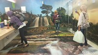 Dalam video berdurasi 1 menit 37 detik itu, sang penumpang mengungkapkan ketakjubannya. Tak hanya itu, ia juga merekam sudut-sudut mengesankan di toilet wanita itu.