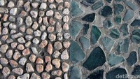 Kurang lebih 2 ton batu bacan untuk membangun jembatan itu. Warga pun bergotong royong untuk membawa batu bacan sebanyak itu guna membangun jembatan yang memiliki panjang mencapai 38 meter tersebut.