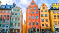 Swiss menduduki posisi ke-7. Kamu bisa intip Stortorget Square di Kota Tua Stockholm. Kota Tua (Gamla Stan) ini telah ada semenjak abad 13 lho. (Shutterstock/CNN Travel)