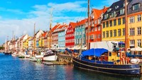 Denmark berada di posisi kedua. Kopenhagen yang terkenal dengan dua bintang Michelin-nya, dan juga orang Denmark suka makan di tempat mewah. Jangan lewatkan jalan-jalan di Nyhvan bila liburan ke sana. (Shutterstock/CNN Travel)