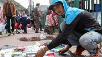 Melihat kehadiran petugas Satpol PP, para pedagang pun bergegas merapikan dagangannya agar tak ditindak oleh petugas.
