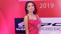 Jennifer tampil cantik dan menawan dengan balutan dress pink yang menyapu lantai. Pool/Noel/detikFoto.