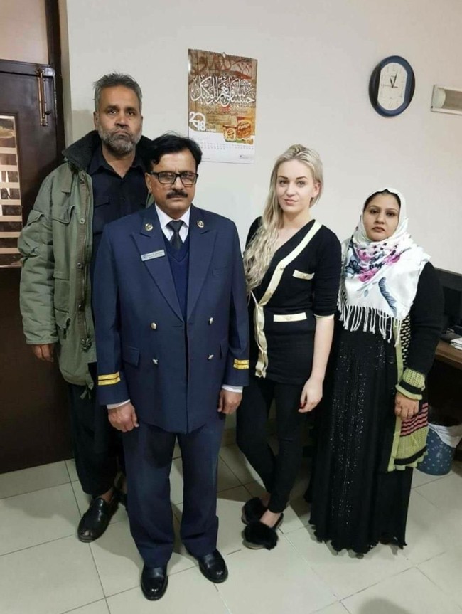 Sosok Tereza Hluskova sempat viral pada tahun lalu ketika dia tertangkap kamera tersenyum saat berfoto bersama polisi usai penangkapannya di bandara Lahore. Dia sempat dibebaskan dengan jaminan namun dilarang meninggalkan Pakistan. Foto: Dok. Instagram