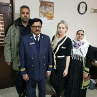 Sosok Tereza Hluskova sempat viral pada tahun lalu ketika dia tertangkap kamera tersenyum saat berfoto bersama polisi usai penangkapannya di bandara Lahore. Dia sempat dibebaskan dengan jaminan namun dilarang meninggalkan Pakistan. Foto: Dok. Instagram