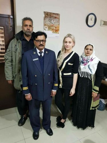 Model Tereza Hluskova tersenyum usai ditangkap membawa narkoba.