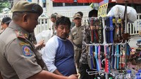 Di sela patroli itu petugas Satpol PP akan menegur sejumlah PKL yang masih bandel berdagang di atas trotoar kawasan Tanah Abang, Jakarta.
