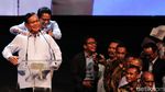 Prabowo Kembali Menari dan Dipijat Sandiaga