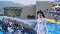 Main basah-basahan memang paling lengkap dengan floatie ya. (dodo_baby/Instagram)