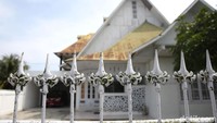Kedaton ini pada awalnya merupakan kediaman sultan Muksin Syah. Kediaman sultan ini digunakan sebagai kedaton karena kedaton sebelumnya hancur akibat perang dunia II. Kedaton ini sempat direnovasi pada tahun 2003 dengan mengganti bagian atap rumahnya. Warna kuning yang mendominasi kedaton tersebut melambangkan kesultanan.