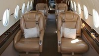 Selain 6 bangku penumpang, meja beralaskan kulit (leather) serta ukiran kayu dan kulit. kabin cenderung kecil, tapi lega dan elegan (Hawker Pacific)