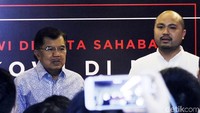 JK sendiri terkesan oleh gaya Jokowi yang rapat hingga ratusan kali dalam setahun. Sedangkan JK mengaku dalam sehari bisa rapat lebih dari sekali.