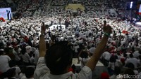 Banyak para pendukung yang menyambut Jokowi dan mengajaknya berfoto. Berbagai yel-yel hingga lagu Maju Tak Gentar dinyanyikan pendukung untuk menyambut Jokowi.