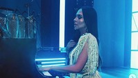 Banyak yang terpukau saat melihat penampilannya saat menekan tuts piano. Dok. Instagram/lolaastanova