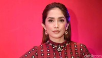 Ussy lebih memilih tampil fierce dengan gaya rambut dan pulasan makeupnya. Pool/Noel/detikFoto.