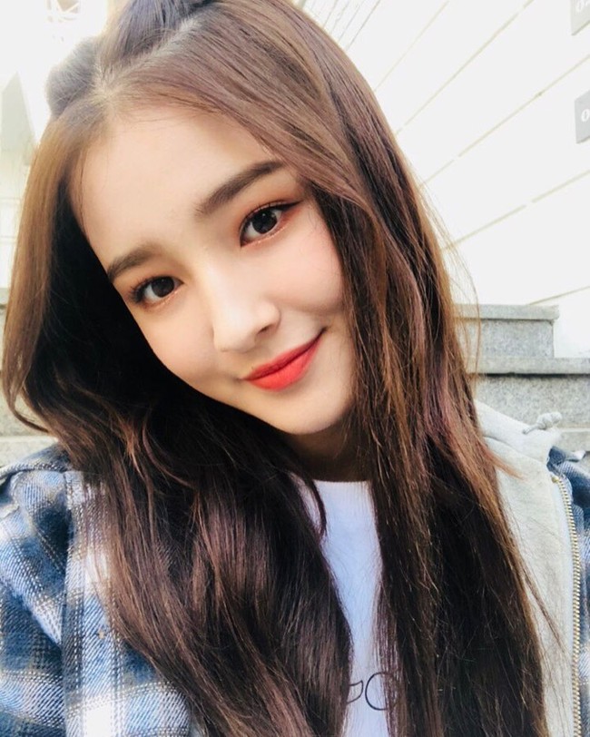 Wanita berwajah blasteran ini kerap dipuji penggemar karena kecantikannya. Parasnya yang unik, berbeda dari orang Korea kebanyakan, juga membuatnya terpilih sebagai visual grup Momoland. Foto: Instagram/@mld_official, @momoland_official