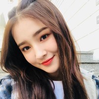 Wanita berwajah blasteran ini kerap dipuji penggemar karena kecantikannya. Parasnya yang unik, berbeda dari orang Korea kebanyakan, juga membuatnya terpilih sebagai visual grup Momoland. Foto: Instagram/@mld_official, @momoland_official